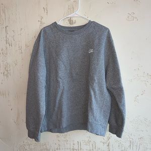 Like new! Men’s grey Nike Sportswear Club Fleece Crewneck. Size L.